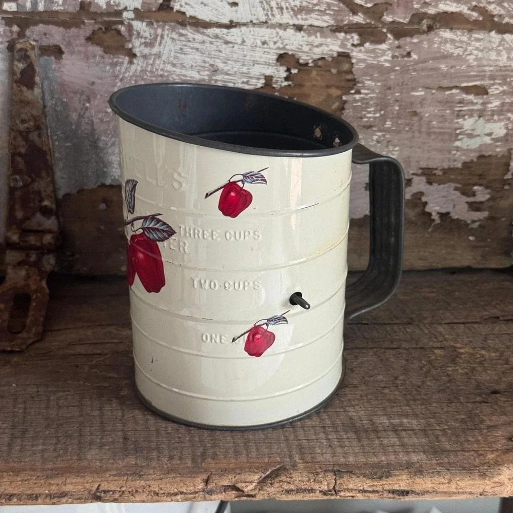 Vintage Bromwell's 3‎ Cup Flour Sifter Cream Red Apple Graphic Hand Crank Metal